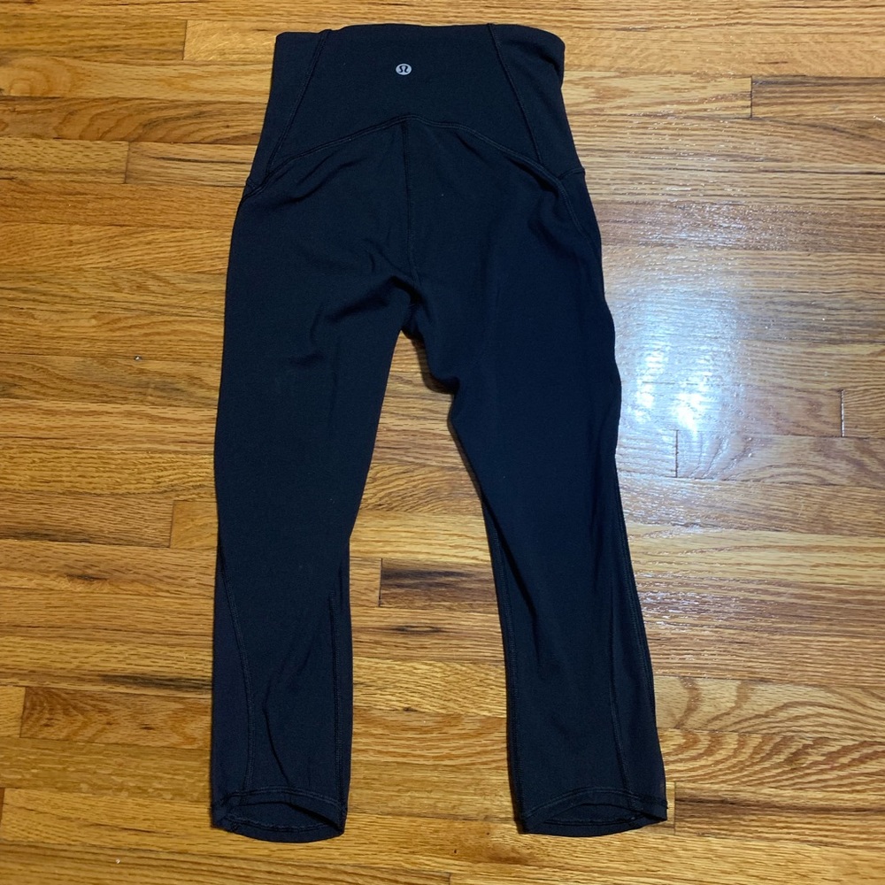 Lululemon Size 2 Black cropped legging with mesh